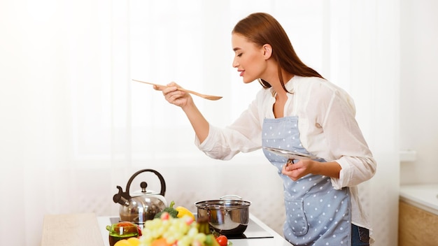 Kobieta przygotowująca posiłek